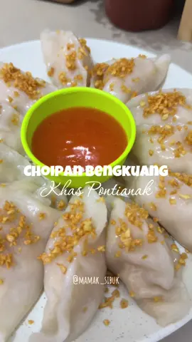 Chopper: 10 siung bawang putih Bahan isian: 300gr bengkuang parut 2sdm bawang putih cincang yg sudah digoreng Minyak bekas goreng bawang putih secukupnya 5buah ebi kering (cuci bersih haluskan) 1sdm kecap ikan Garam dan penyedap Bahan kulit: 130gr tepung beras 100 gr tepung tapioka (dicampur) 450ml air 3sdm minyak bekas goreng bawang putih 1sdt garam Masak diapi sedang sampai kalis lalu campur  30gr tepung tapioka( dicampur terakhir dan diulen sampai kalis) Saos cocolan: Cabe merah, cabe rawit, bawang putih Garam, micin, gula, dan cuka dapur Air secukupnya Oles choipan yg sudah matang dengan minyak bawang putih dan taburi bawang putih goreng #choipan #kulinerpontianak #idejualan #kalimantan #fyp 