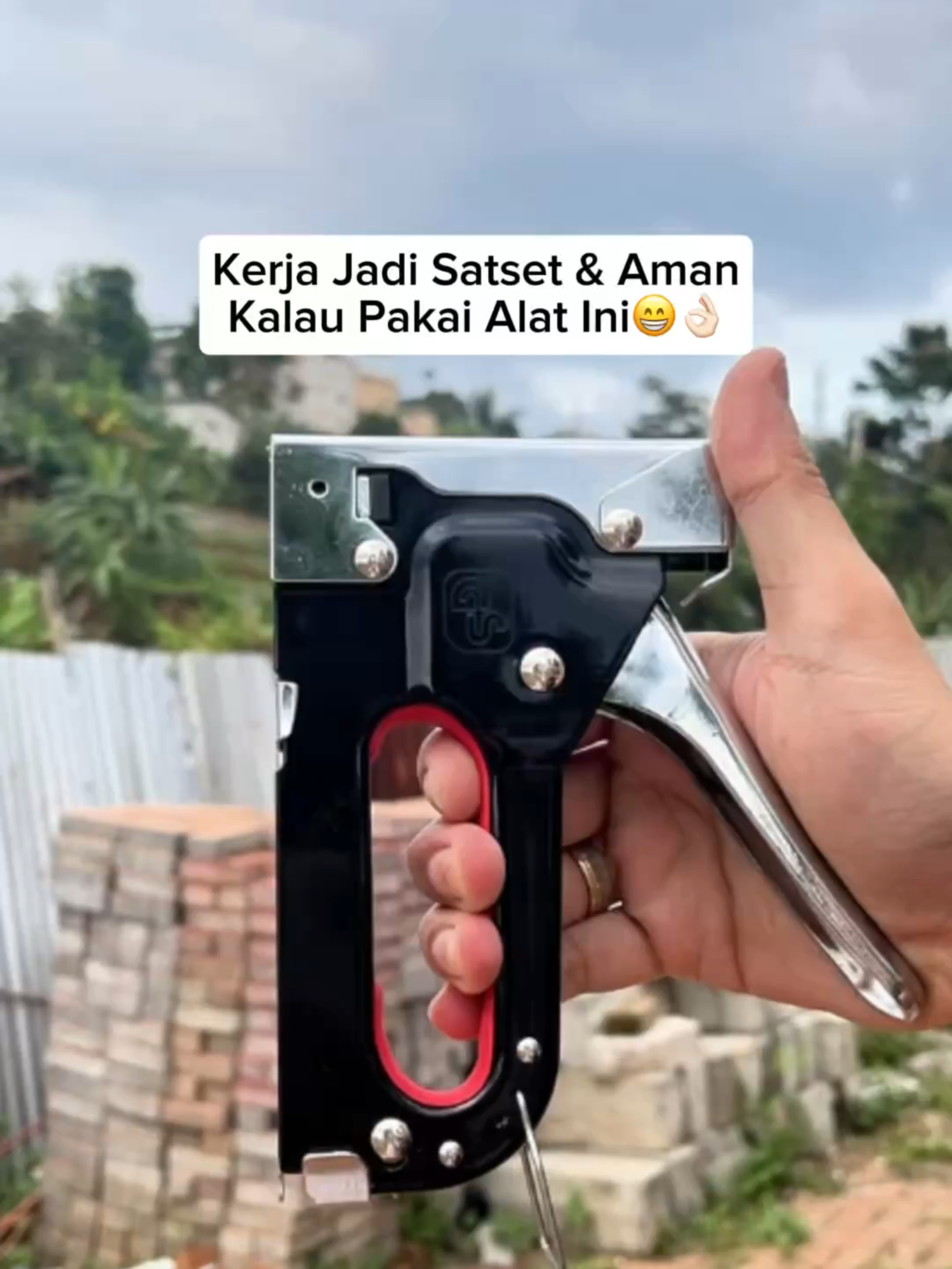 5324 Stapler Tembak Paku 3 In 1, bisa untuk maku kayu, bambu, benerin sofa, jok motor/mobil, masang plafon dll. Sudah termasuk 600 isi paku dengan 3 macam bentuk. penggunaan mudah ga bikin pecah yang di paku, tidak perlu takut kena palu tangannya | staples tembak 3 in 1 | staples tembak kayu | stapler tembak | staples kayu tembak full set | tembakan paku untuk bambu #stapre #staplestembak #pakutembak #perkakas #alattembakpaku #pistolpaku #stepleskayu #staplestembakmultifungsi #staplestembak3in1 #kliptembak