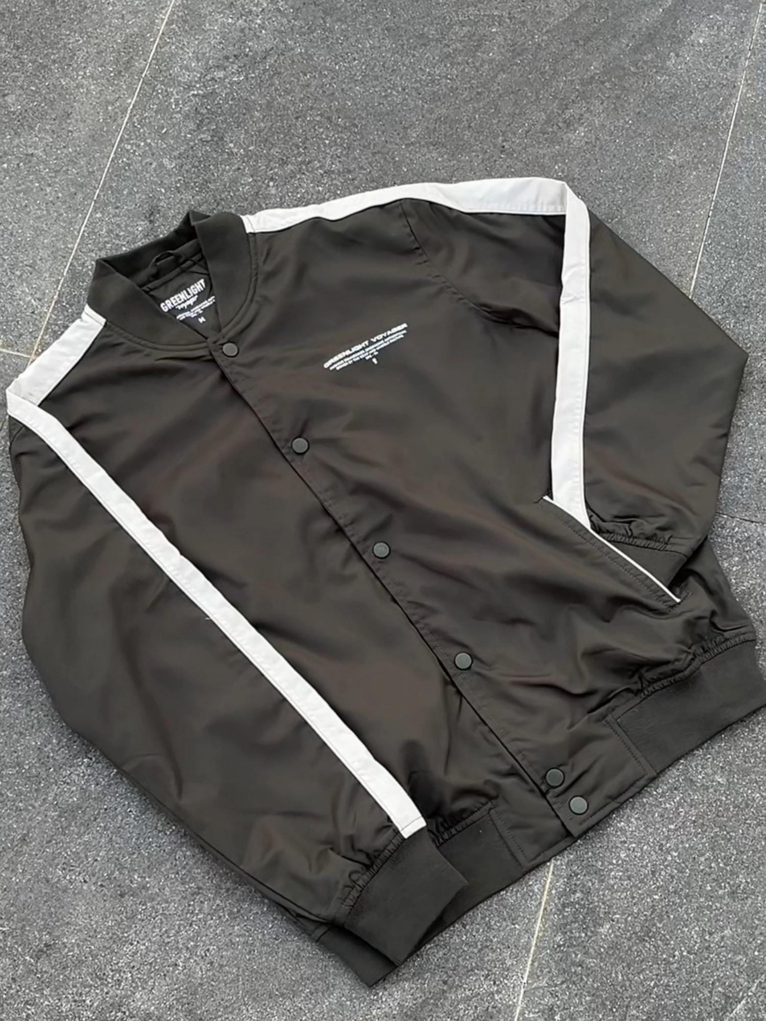 Nggak cuma jaket — ini cocok buat jalanan.⚡ Desain bold, potongan clean, dan vibe yang nunjukin siapa lo sebenarnya. 🔥 Street never sleeps, and your style shouldn’t either. #Greenlight #tiktokviral #tiktoktrend #rekomendasioutfit #tiktokindonesia #tiktokshop #ootdpria #tiktok #rekomendasi #greenlight #mixandmatch #November #kalcer