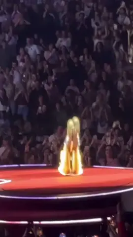 TWO PIECE, JUNO POSE, AND NEW MAPLE LEAF BOOTS?! OMG #sabrinacarpenter #shortnsweet #toronto #fyp #juno 