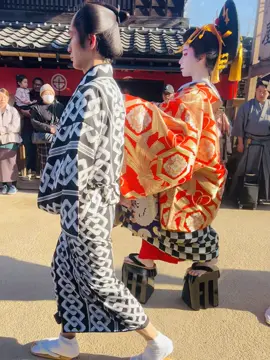 Chị đi thỉnh kinh thế này cho đỡ mệt 😆#edo 