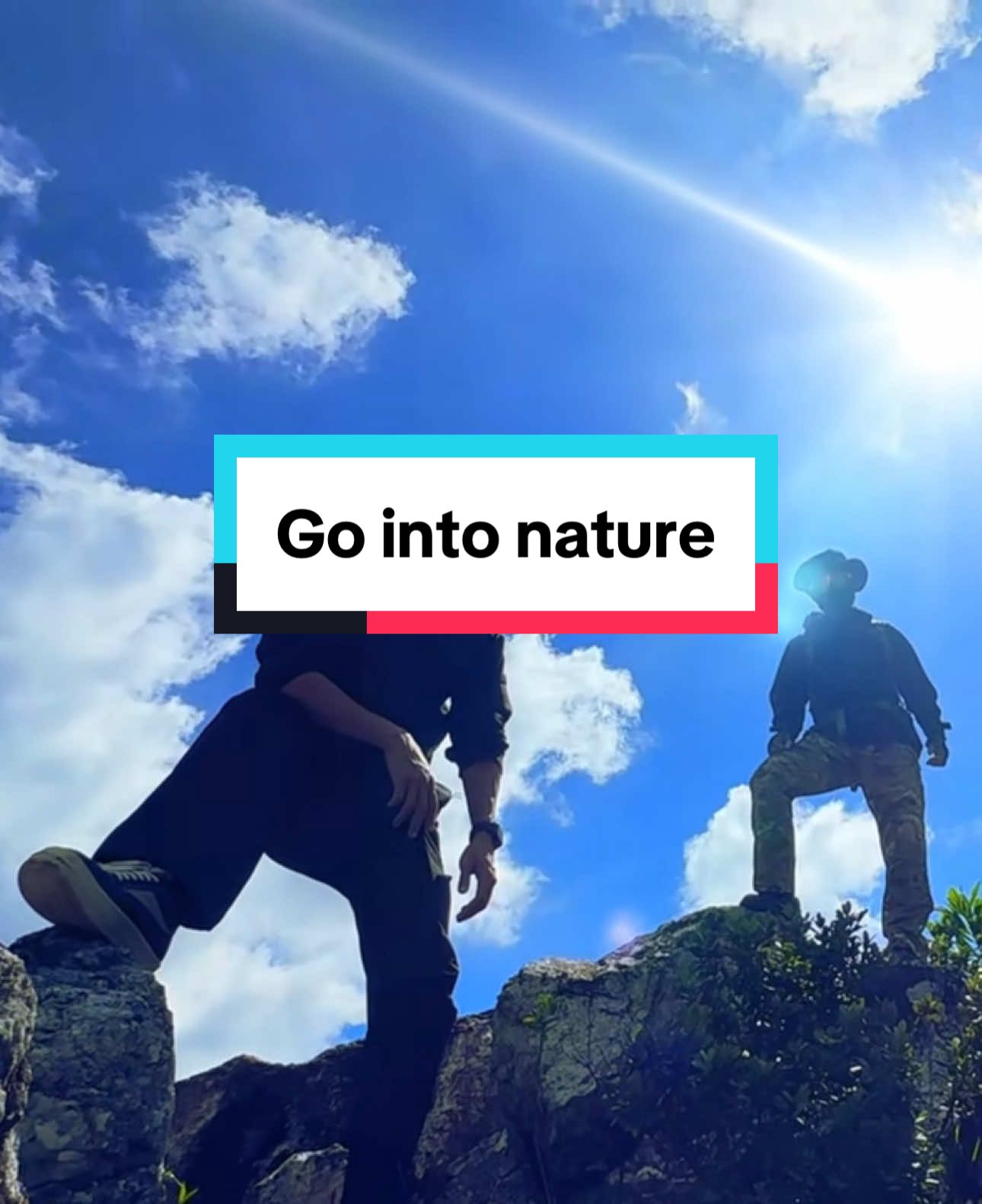 Giữa bầu trời xanh rộng, chỉ có hai kẻ cùng mơ về những đỉnh cao 😎 #nghienleonui #trekkingvietnam #liveoutloud 