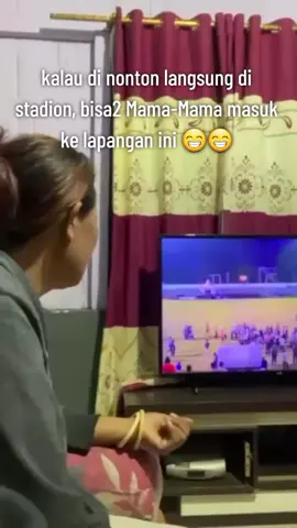 Ketika Mama2 Timur Nonton Bola, dan tim kesayangan mereka dibuat curang #mamamama #mamatimur #nontonbola #sepakbola #ricuhsepakbola 