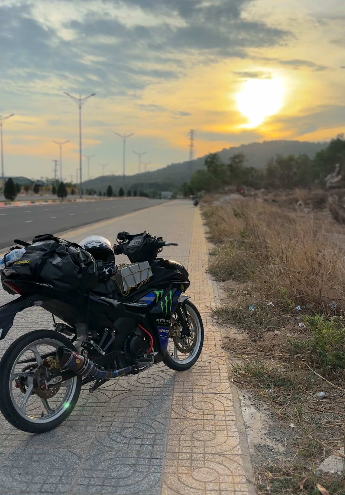 Nhận ra, chúng tôi đã lớn rồi, có những điều dù không muốn vẫn phải làm. Mùa hạ năm đó chúng tôi trưởng thành. Khoá lại những vô tư bước vào thế giới người lớn. Sau này nghĩ lại tôi mới thấy..!