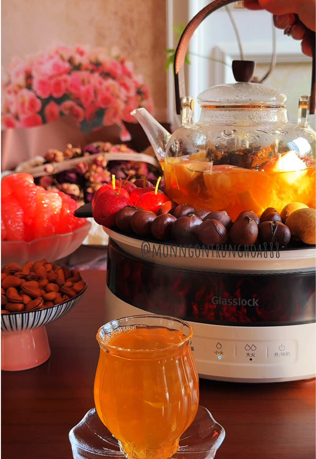 Chiều thu, bên ấm trà táo cam hương hoa quả nhè nhàng lan tỏa, thưởng thức miếng bánh giầy nướng vỏ giòn rụm, bên trong dẻo thơm – đó là hương vị tuổi thơ, cũng là thi vị của hiện tại. Hơi ấm từ đôi tay khéo léo, chạm đến dạ dày, sưởi ấm trái tim, giữa làn hương thơm phảng phất, chữa lành cả tâm hồn lẫn thể xác, lắng đọng những hạnh phúc bình dị mà trân quý.#ngon #nauan #monngonmoingay #ănvặt #ănngon 