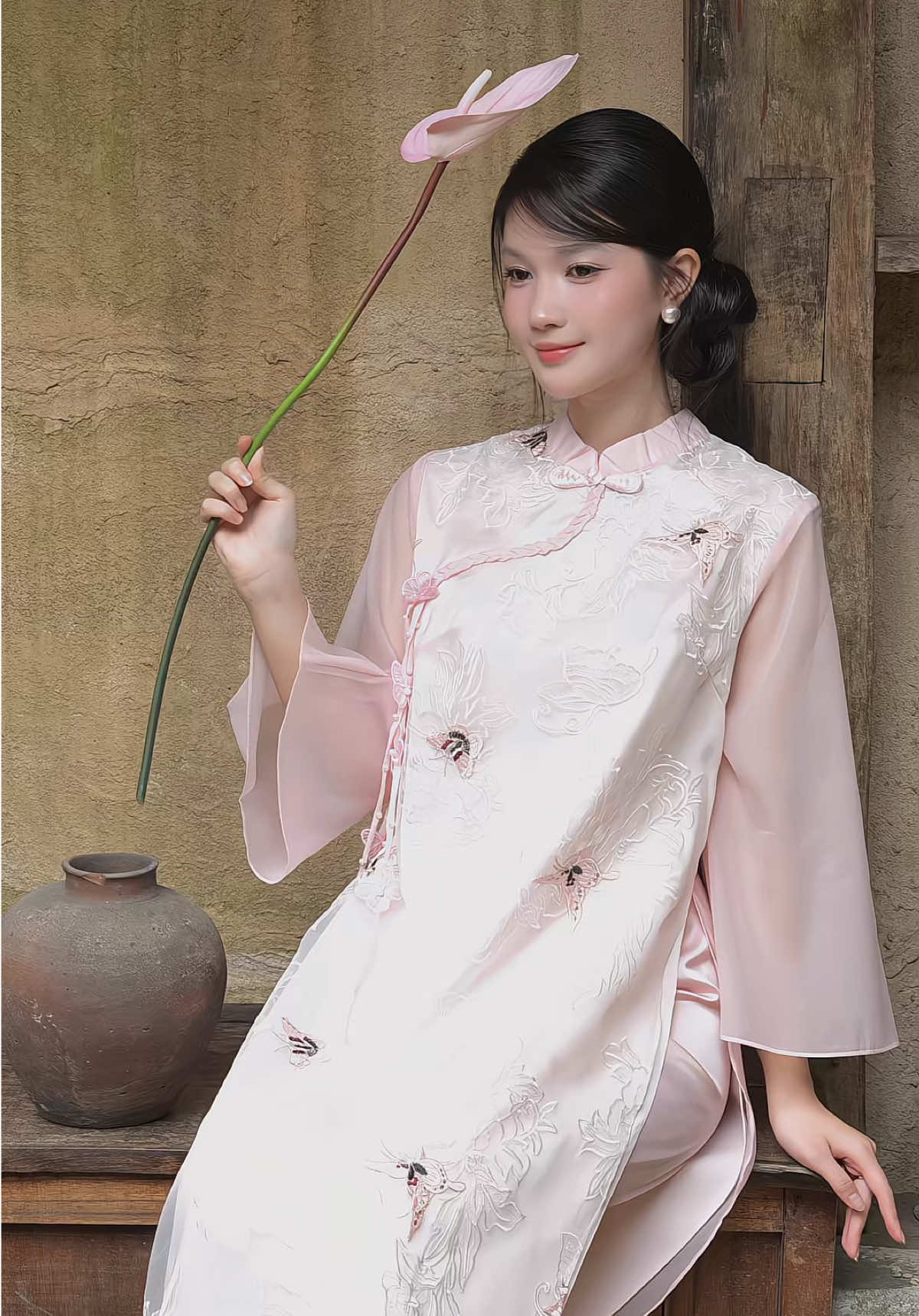 Thiên Điệp - đoá mộng hồng vương trên nền gấm, nơi từng sợi chỉ dệt nên cánh bướm an nhiên. Một dáng xuân dịu dàng, một ánh nhìn trong veo. #aodaicollection #aodailana #aodaithietke #sd279 