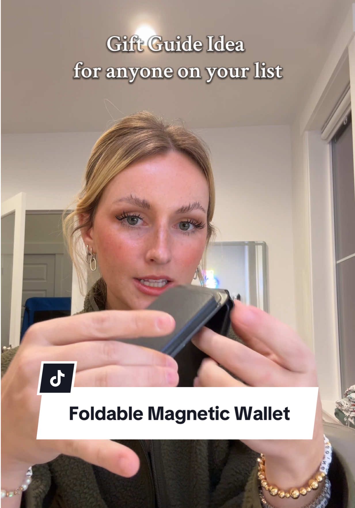 Great Gift Guide Idea: Magnetic Wallet !! #spotlightfinds #grandopeningbfcm #tiktokshopcreatorpicks #tiktokshopblackfriday #tiktokshopcybermonday 