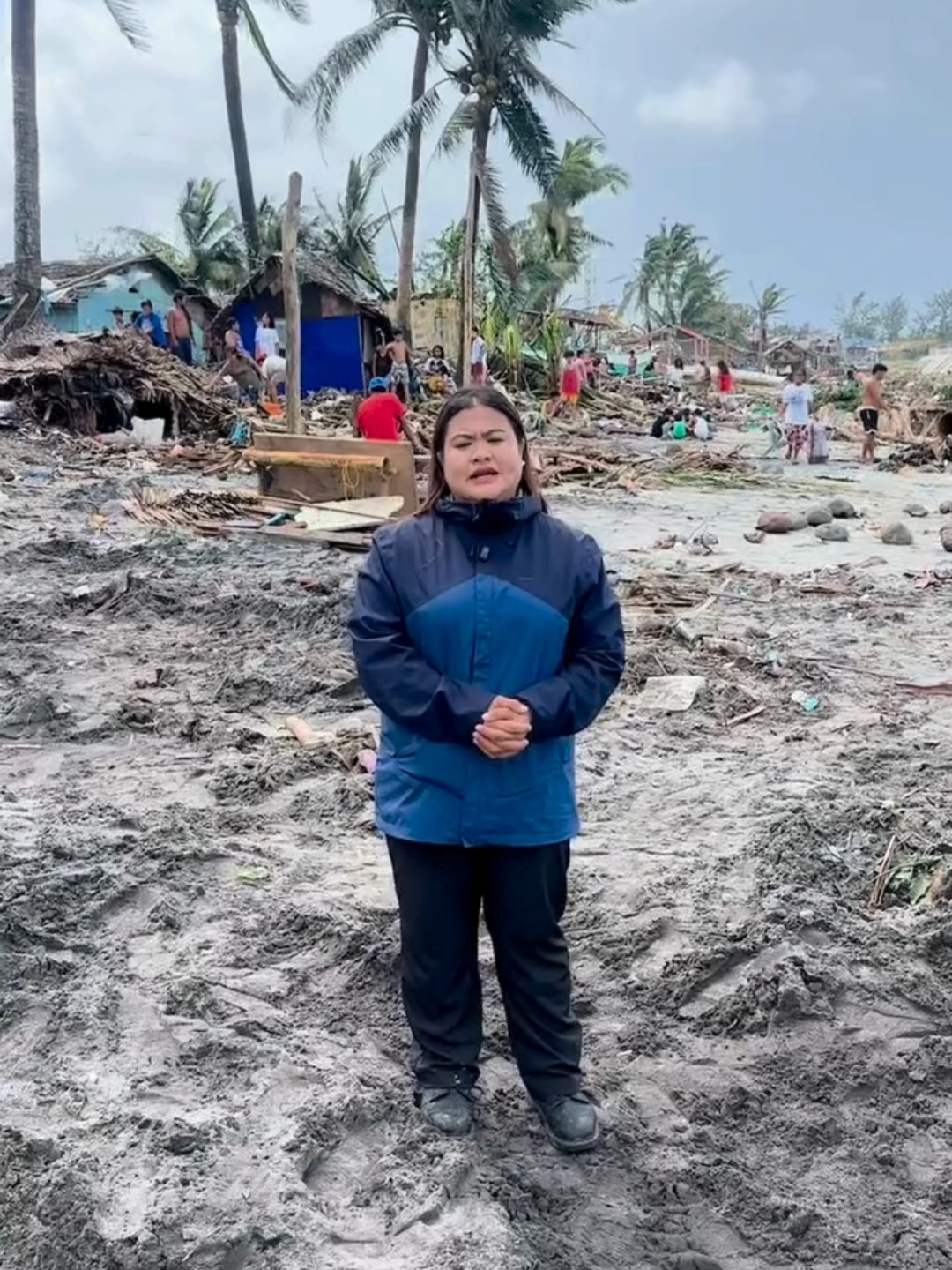 Halos wala nang natira sa ilang bahay na malapit sa dagat sa Barangay Siete, Mercedes, Camarines Norte. Ito’y matapos humampas ang malaking alon at malakas na hangin sa lugar sa gitna ng pananalasa ng Bagyong #UwanPH. Hindi pa raw kasi tapos ang ginagawang seawall doon. | via Darlene Cay/GMA Integrated News #GMAIntegratedNews