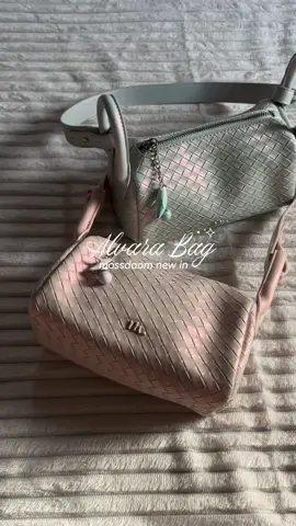 Replying to @poohpay🍯⋆˚✿˖° it’s finally out! Lovin’ this new woven bag by @MOSSDOOM PH ✨ #mossdoom #alvarabag #womensbag #wovenbag #newbagalert