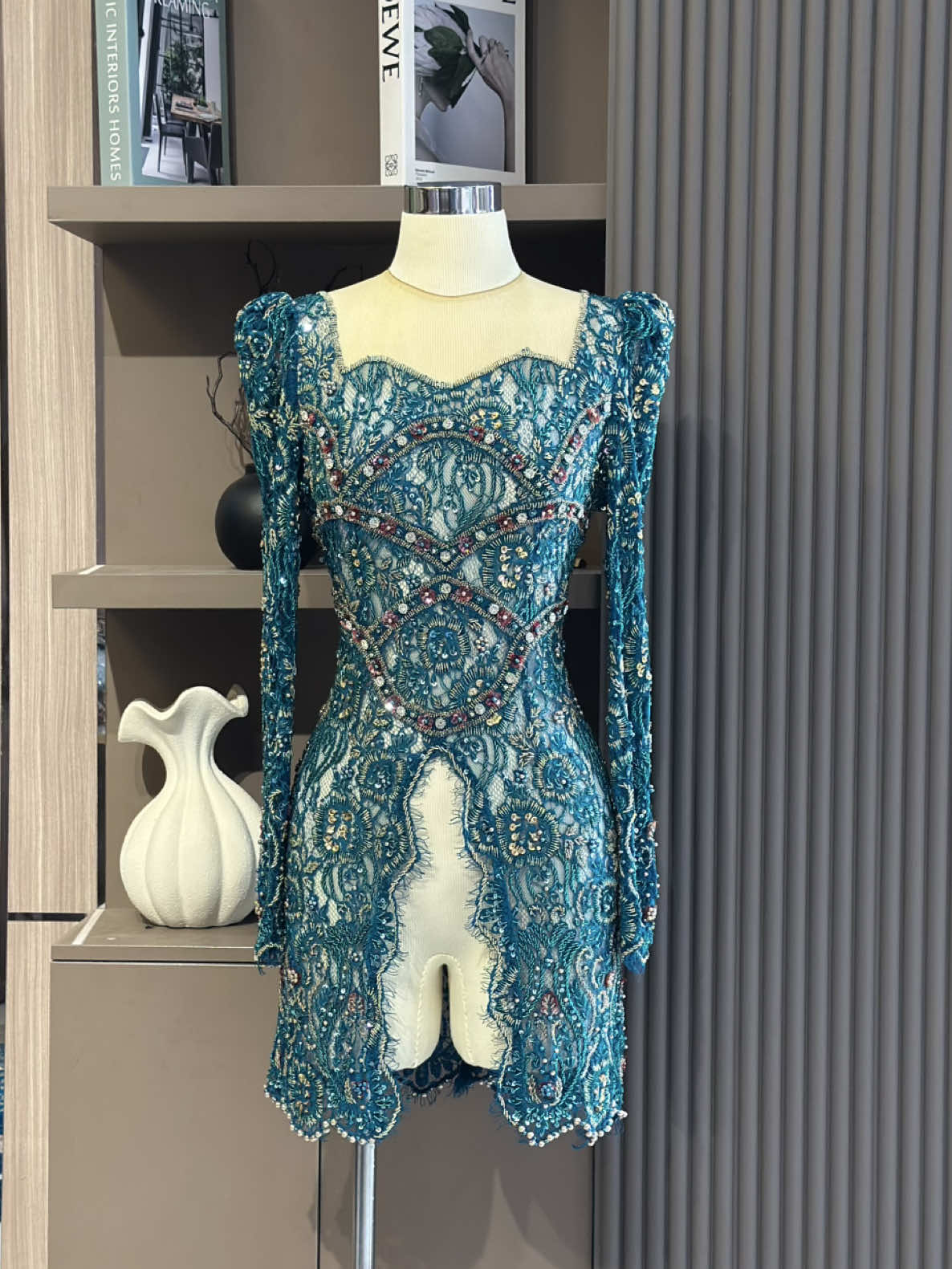 Emerald green siap mencuri pandangamu🤩👋🏻 #kebayadiperco #kebayamodern #penjahitonline #kebayawisuda #kebayalamaran 