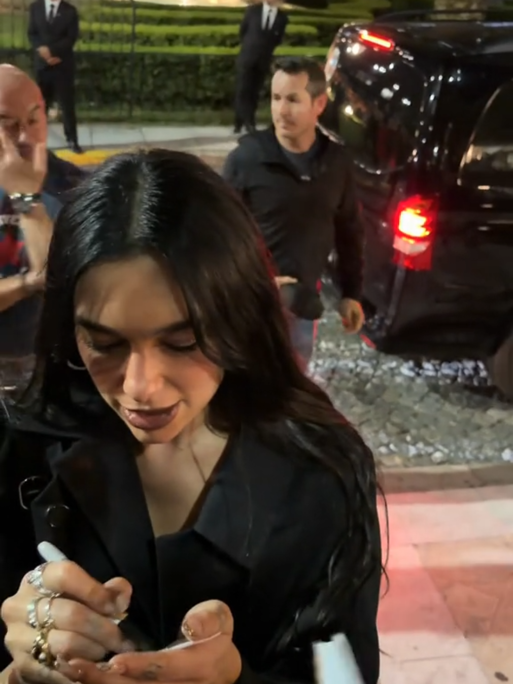 Comparto un poco más de lo que fue el 9/11/2025, la llegada de @Dua Lipa al hotel Four Seasons saludando a todos sus fans!  Si estás en el video espero que puedas guardar y tener este registro de ese increíble día ! ❤️‍🔥🇦🇷