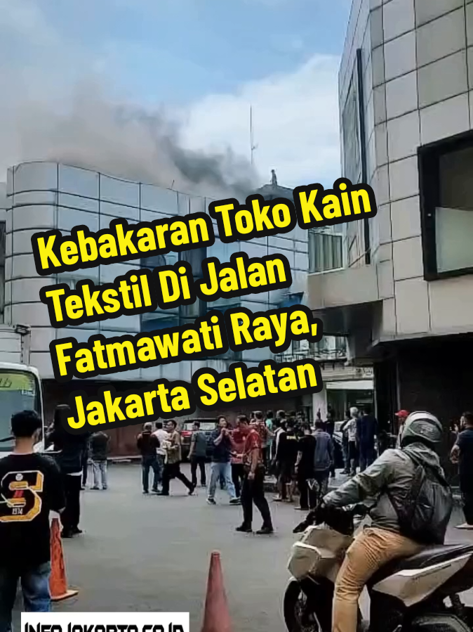 Selasa pagi, 11 November 2025, dilaporkan terjadi kebakaran toko kain tekstil di samping Lotte Mart, Jalan Fatmawati Raya, Jakarta Selatan. Mohon berhati-hati. #lottemartfatmawati #jakartaselatan  ----- Ikuti akun kami untuk update informasi terkini Jakarta dan sekitarnya ----- 📹 : ig via arkribo