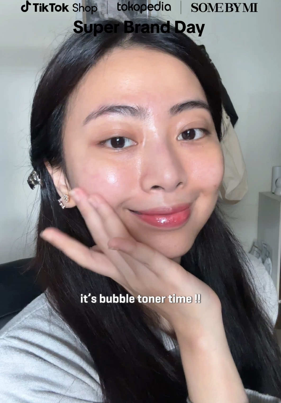 Let it bubble, let it glow. Bukan cuma toner, ini tiny bubbles of renewal. melembutkan tekstur, menyamarkan pori, dan memberi efek glowing maksimal✨ #SomeByMi #GlassSkin #Retinol #SkincareKorea #BubbleToner