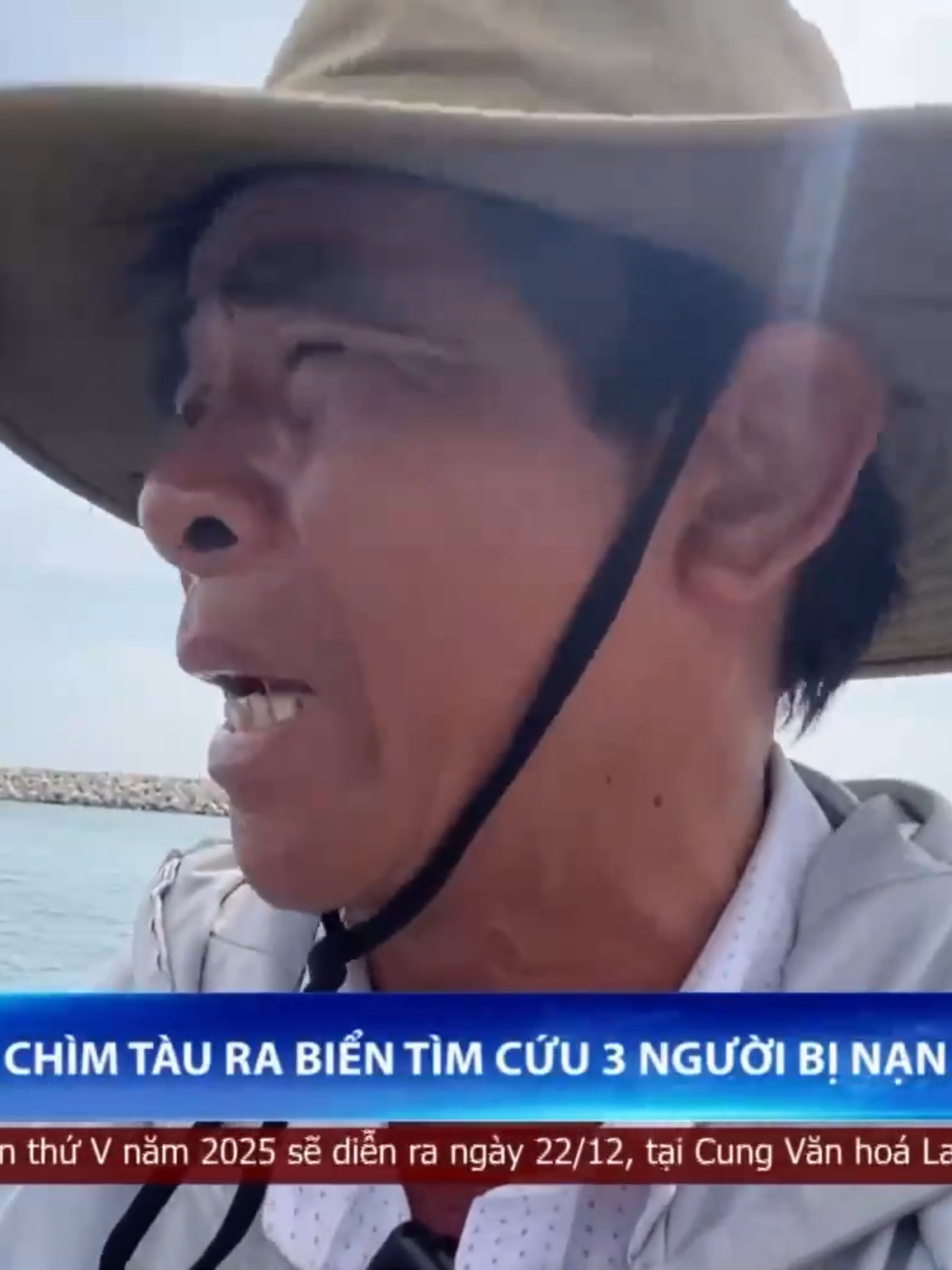 Giữa lúc nhiều người ngợi ca lòng dũng cảm cứu người đầy nghĩa hiệp của anh Phan Duy Quang và anh Lê Văn Sanh thì ở một góc khuất nằm sâu bên trong cảng Bến Đình, đặc khu Lý Sơn, ông Đặng Văn Thành buồn bã nhặt nhạnh những gì còn sót lại của con tàu đã bị sóng đánh chìm sau hành trình bất chấp nguy hiểm vượt biển ra khơi tìm kiếm 3 người mất tích là anh Phan Duy Quang, Lê Văn Sanh và anh Dương Quang Cường. Sau lòng nghĩa hiệp ấy thì phương tiện mưu sinh của anh đã không còn. #VTV8 #quangngai #quangngai76 #lyson #lysonquangngai