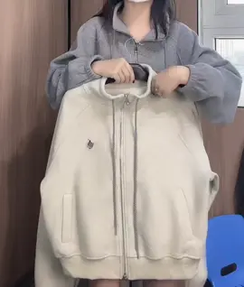 Áo khoác Bomber nỉ 2 da siêu xinh 🎀 Form chuẩn, ấm nhẹ – mặc lên auto đẹp 😍 Mùa thu đông này mà chưa có em này là thiếu đó nha 💕 Khoá kéo – dây rút tiện lợi, mix đồ kiểu nào cũng “chất” 🔥 #aokhoacnu #aokhoacbomber #aokhoacnidi #thoitrangnu #outfitdep 