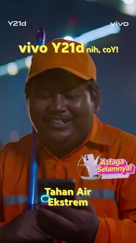 Emang boleh sesantai itu nyemplungin hape ke air? Y boleh lah 😎 Mau kecebur, kesiram, atau kehujanan, #vivoY21d tetap #GakHabisHabis tangguhnya. Dilengkapi IP68/69/69+, Tahan Air Ekstrem. Penasaran? Langsung dapetin #vivoY21d di vivo store dan buktiin sendiri ketangguhannya 💪