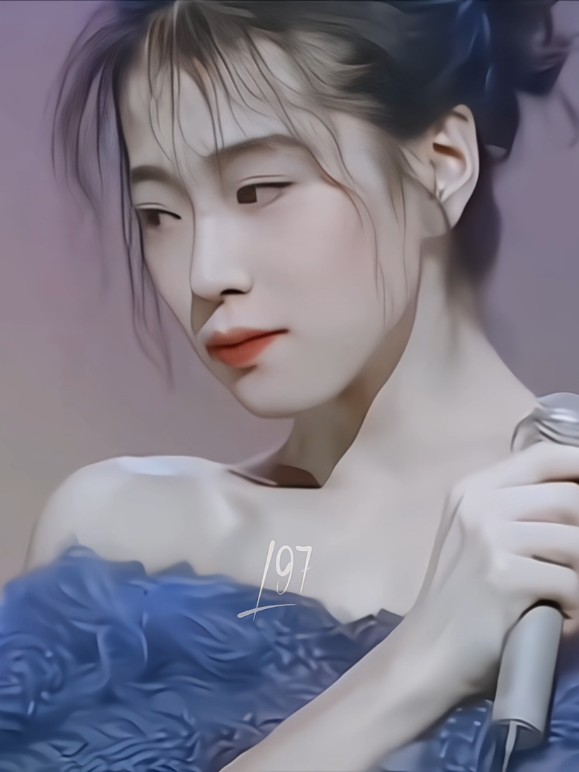 Akina Nakamori sinh ngày 13/07/1963. Cô từng được ví là 'Thiên hậu mới của làng nhạc' và là diễn viên nổi tiếng ở xứ sở Phù Tang. Từ cô gái trẻ trải qua 3 lần thất bại mới debut thành công đến diva hàng đầu Jbiz, trở thành nguyên mẫu Ai Haibara của truyện 