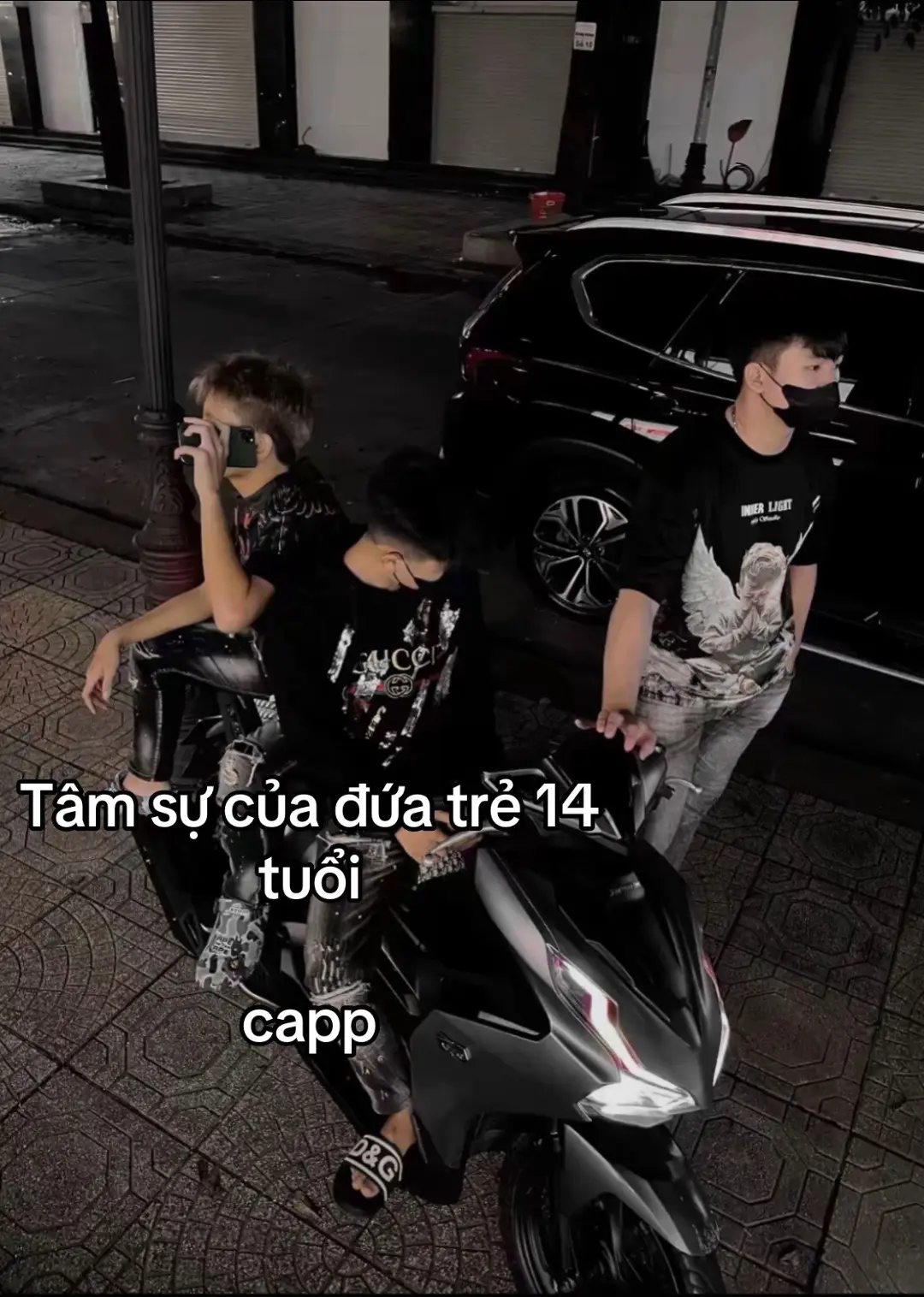 Tôi của tuổi 14, tôi tưởng mình là vua của thế giới. tôi sinh ra trong một gia đình không giàu có nhưng đủ ăn đủ mặc. Ba mẹ làm lụng cả đời chỉ mong tôi học hành nên người. Nhưng bỗng một ngày tôi bắt đầu thay đổi. Tôi bị cuốn vào những cuộc chơi thâu đêm suốt sáng, xe cộ, điện thoại đắt tiền, quần áo đẹp sang chảnh tất cả chỉnh để chứng minh là mình đẳng cấp trong mắt bạn bè. Tôi bắt vay nợ. Ban đầu chỉ là bạn bè rồi là app tín dụng tôi nghĩ mình sẽ thắng vài ván cá độ để gỡ lại. Nhưng càng chơi càng lún, càng lún càng sợ đến lúc mất kiểm soát tôi mới nhận ra mình đã phá hỏng đánh mất tất cả. Bạn bè? Biến mất! những người từng mượn tiền tó lặng thinh không bạn bè không gì ngoài hai bàn tay trắng…!