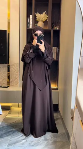 Modelnya simple tapi tetep classy jadi anggun nya dapat dengan bahan yg super nyaman , suka banget model yg seperti ini 🥹🫶#ootdsyari #abaya #abayastyle #promomakan1111 