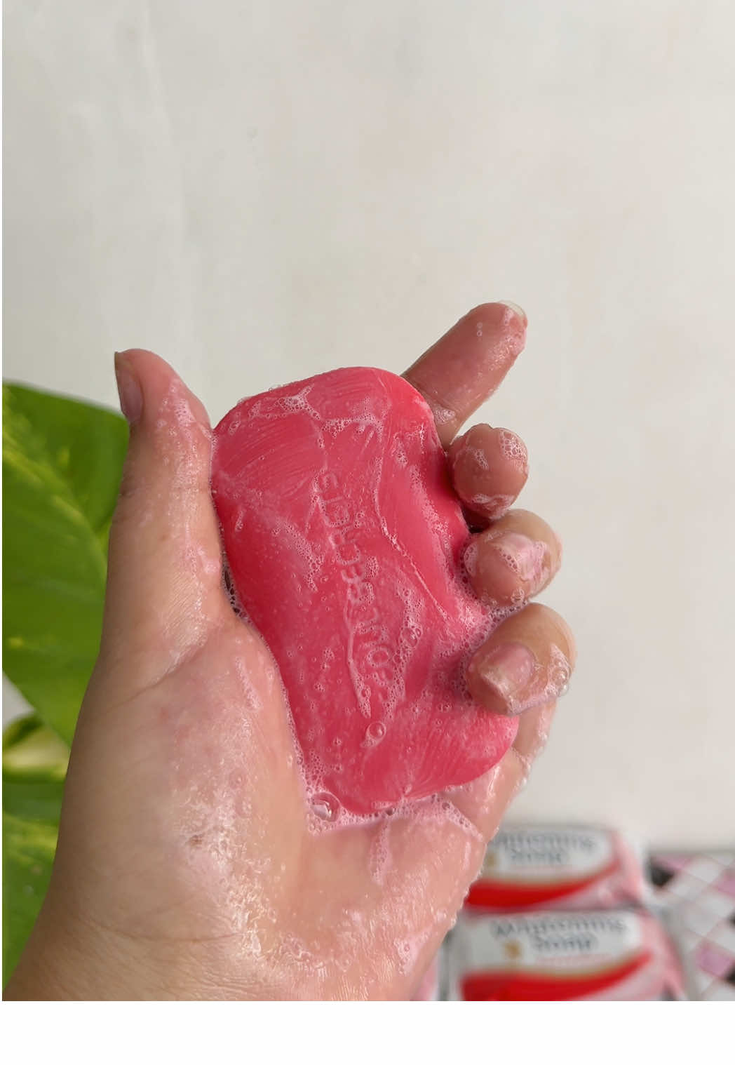 Replying to @evoj nagnag24 Seoul Secret Soap Get ready to glow with Seoul Secret Soap! 💁‍♀️💫 This powerful whitening soap not only lightens skin tone but also hydrates and moisturizes, perfect for acne and oily skin.  Say goodbye to dry skin and hello to radiant, glowing skin! 🌟💕  #SeoulSecretSoap  #WhiteningSoap  #SkinCare  #GlowingSkin  #HydratingSoap 