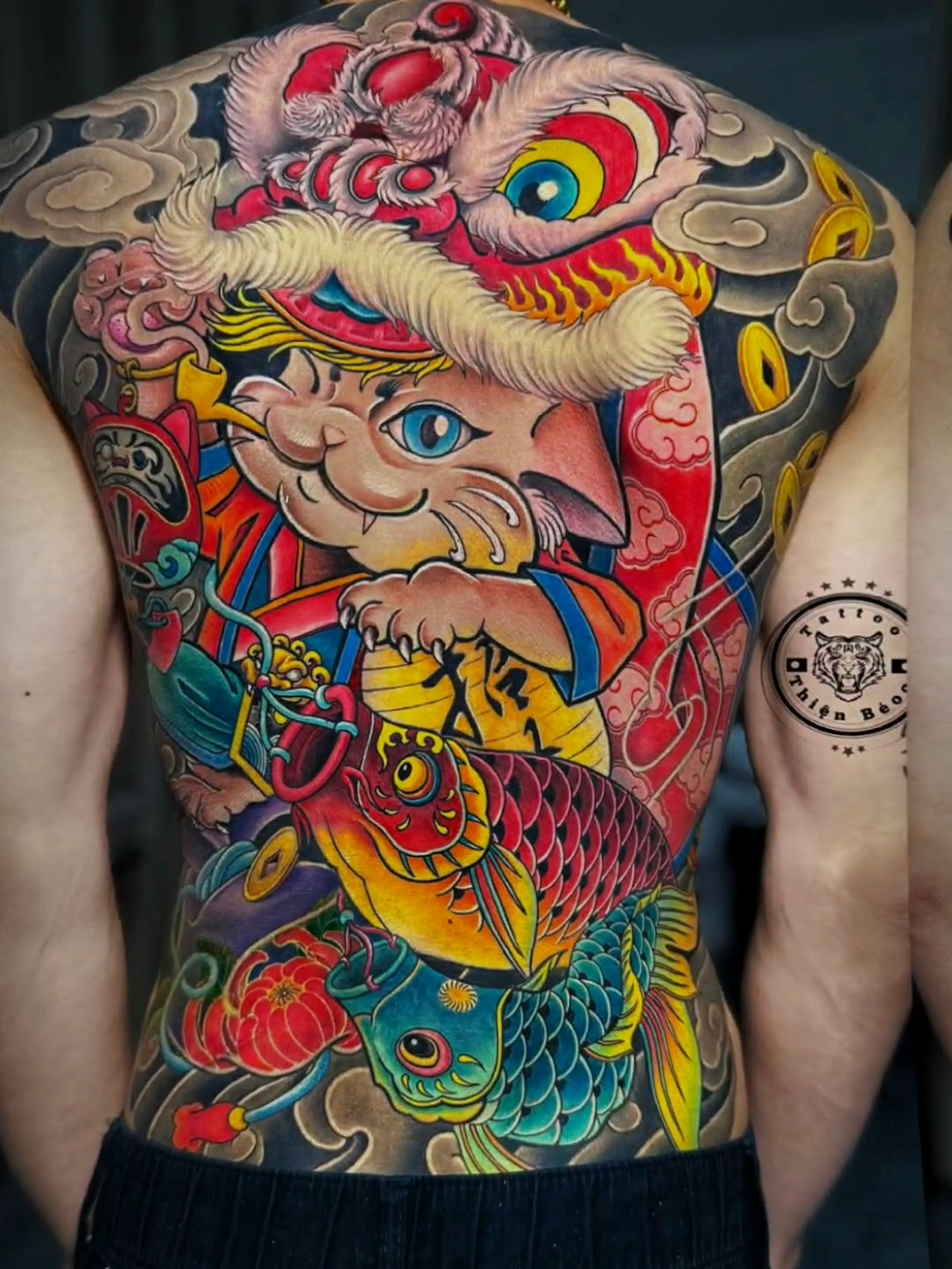 Mèo thần tài kết hợp với cá chép mang may mắn, tài lộc Hình xăm mèo tài lộc kín lưng #tattoofullback #tattoodesign #tatooartist 