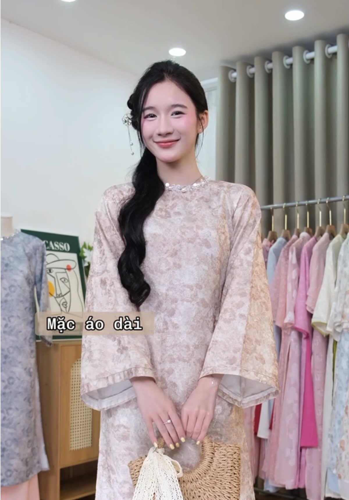 Minh Châu nhà Mỹ An — che dáng siêu khéo, mặc lên sang mà vẫn nhẹ tênh luôn ✨ @aodaimyan.vn #hunzan #fypシ゚ #xuhuong #tet2026  @HunZan 🩵  @HunZan 🩵 