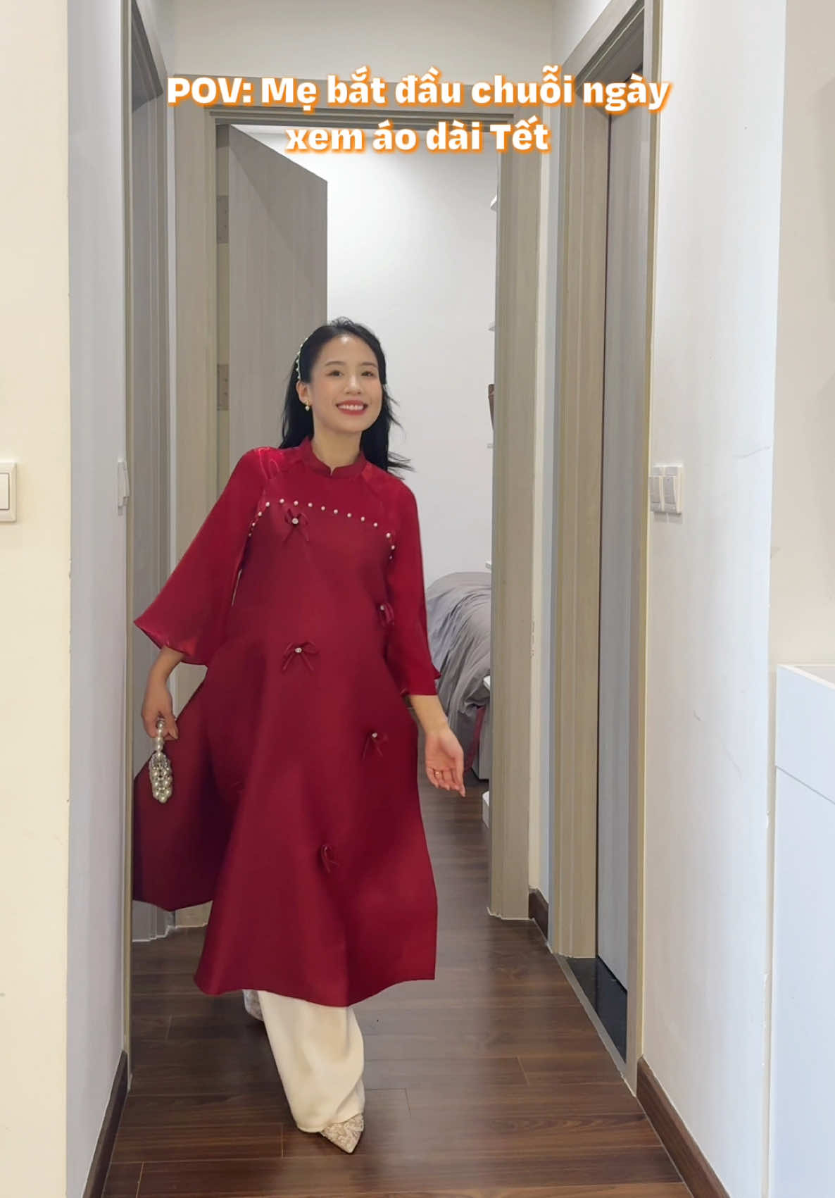 Có những khoảnh khắc đẹp không chỉ đến từ trang phục, mà còn thể hiện qua nụ cười và ánh mắt hạnh phúc 😍🥰 #lammeghelamme #lamme #lammevietnam #outfitmebau #aodai #aodaitet 