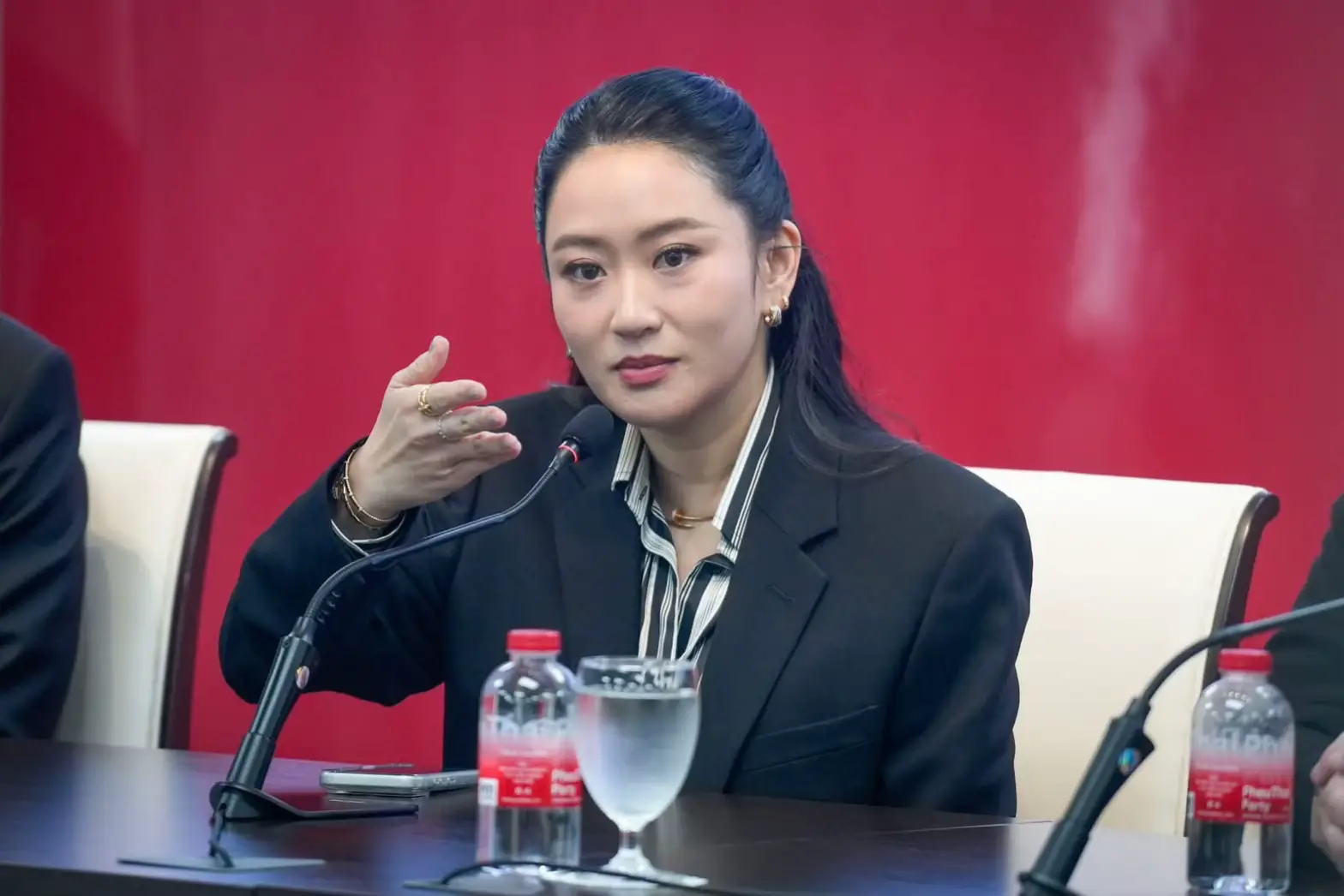 วันนี้ (11 พฤศจิกายน 2568) 'จุลพันธ์ อมรวิวัฒน์' หัวหน้าพรรคเพื่อไทย พร้อมด้วย 'สรวงศ์ เทียนทอง' รองหัวหน้าพรรคเพื่อไทย'สมศักดิ์ เทพสุทิน' ประธานโซนเหนือตอนล่าง และ อดีตนายกฯแพทองธาร ชินวัตร หัวหน้าครอบครัวเพื่อไทย ร่วมเปิดการประชุมอบรมเตรียมความพร้อมสำหรับการเลือกตั้งที่กำลังจะมาถึงให้กับผู้เสนอตัวลงสมัครเลือกตั้ง สส. พรรคเพื่อไทย ซึ่งดำเนินการเป็นวันที่ 2  . โดยผู้เข้าร่วมประกอบด้วย ผู้เสนอตัวลงสมัครเลือกตั้ง และทีมงานผู้ช่วย ท่ามกลางบรรยากาศการเรียนรู้อบรมที่อบอุ่น มุ่งมั่น เตรียมความพร้อมทั้งเรื่องข้อกฎหมายที่ควรรู้ การทำงานพื้นที่ และการประชาสัมพันธ์การทำงานผ่านโซเชียลมีเดีย เพื่อให้เข้าถึงและเข้าใจพี่น้องในทุกพื้นที่ และมีโอกาสได้รับเลือกเพื่อไปทำประโยชน์ให้พี่น้องประชาชน #จุลพันธ์อมรวิวัฒน์ #พรรคเพื่อไทย #สรวงศ์เทียนทอง #สมศักดิ์เทพสุทิน #แพทองธารชินวัตร #หัวหน้าครอบครัวเพื่อไทย #ผู้เสนอตัวลงสมัครเลือกตั้ง #สส. #ยกเครื่องเพื่อไทย 