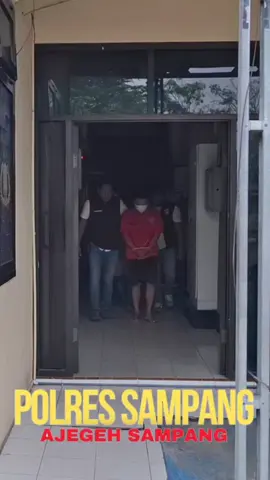 Polres Sampang amankan 2 pelaku tindak pidana penganiayaan berat yang mengakibatkan meninggal dunia TKP Dusun Prekeden, Desa Samaran, Kecamatan Tambelangan, Kabupaten Sampang - Jawa Timur #satreskrimpolressampang #polressampang #ajegehsampang #polriuntukmasyarakat #sampangmadura 