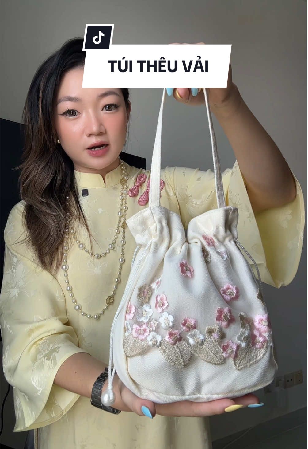 Túi thêu hoa mặc với áo dài pháp phục siêu hợp luôn. #tuitheuhoa #tuixachnu #phukienaodai #ngocvee8 