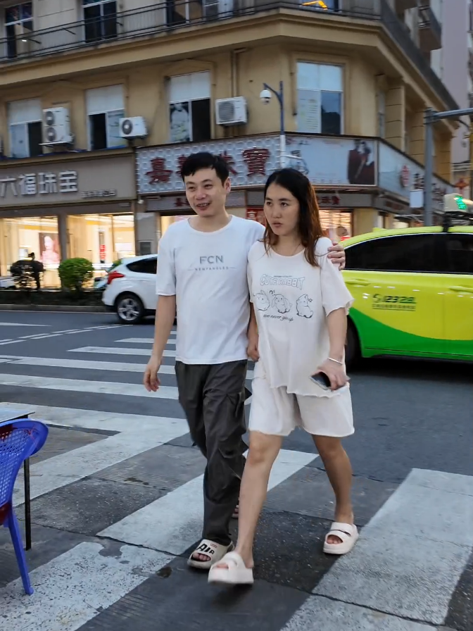 Đây là cửa sông Trung Quốc. Rất nhiều cô gái Việt tới đây để tìm bạn trai. Cũng có rất nhiều cô gái Việt vào đây làm việc để kiếm tiền. Lương của họ rất cao.