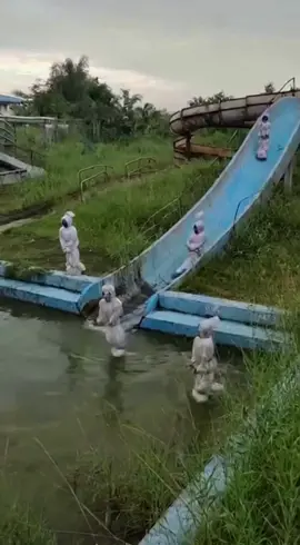 Part 1 - penampakan pocong mandi di taman tema air yang dah ditinggalkan😅 #pocong #viraltiktok #fypage #viralvideo #videolucu 