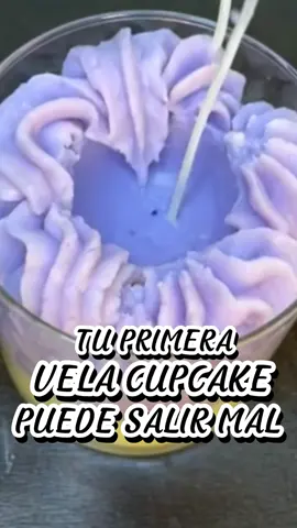¡Se hundió mi primer CUPCAKE! 😫 El color se separó por no controlar la temperatura y la cera correcta, comentá CUPCAKE 👇 para aprender el truco 💡, seguinos para más tips, y para la capacitación profesional 👩‍💻 envíanos un mensaje privado ya mismo ✉️.  #velasartesanales  #velasaromaticas  #velasdecorativas  #velas #hechoconamor 