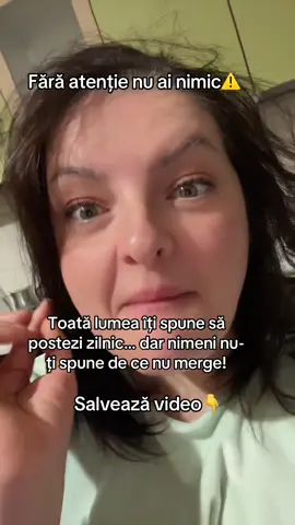 Tu trebuie să-i dai un mic șoc vizual sau auditiv în primele 1-2 secunde, care să-i spună: „Stai puțin… ce e asta?” Doar atunci îi câștigi atenția. Iar fără atenție, n-ai cum să vinzi nimic. 🔹 1. Tonul vocii și energia Vorbește mai repede sau mai lent decât restul. Schimbă tonul brusc. Fă o pauză ciudat de lungă. 👉 „Știi care e cea mai mare prostie din online?…” (pauză 2 secunde) Boom — ai captat atenția. 🔹 2. Textul pe ecran / hook-ul vizual Folosește propoziții scurte, care activează emoții: 	•	„Toată lumea greșește aici.” 	•	„Dacă faci asta, pierzi tot.” 	•	„Nimeni nu ți-a spus adevărul ăsta.” Aceste fraze declanșează curiozitate + contrazic ceea ce omul crede că știe. 🔹 3. Mișcare bruscă sau schimbare vizuală Schimbă unghiul camerei, apropie fața, arată un obiect, schimbă lumina. Creierul detectează mișcarea = atenție. 🔹 4. Sunetul de fundal sau efectul Folosește o melodie populară dar începe clipul fără ea, apoi o pornești după 1 secundă → contrast = captare. 🔹 5. Emoția neașteptată Zâmbești brusc, ridici sprânceana, schimbi expresia facială. E o formă de “pattern interrupt” nonverbal. #tiktoktips #fyp #creatorsearchinsights #marketingdigital #UBC 