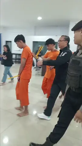 Amankan 10 Pelaku Tawuran dari Dua Kelompok di Kencana, Polisi Sita Sejumlah Sajam BOGOR-KITA com, BOGOR - Satuan Reserse Kriminal (Satreskrim) Polresta Bogor Kota berhasil mengamankan sepuluh pelaku tawuran yang terjadi di Kelurahan Kencana, Kecamatan Tanah Sareal, Kota Bogor. Aksi tawuran tersebut sempat viral di media sosial setelah muncul video yang memperlihatkan seorang remaja tergeletak di jalan pada malam hari dan kemudian dievakuasi ke rumah sakit. Kasat Reskrim Polresta Bogor Kota, Kompol Aji Riznaldi Nugroho, menjelaskan bahwa setelah mendapat informasi tersebut, Satreskrim Polresta Bogor Kota langsung melakukan penyelidikan. 