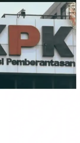 KPK Bongkar Modus Gila di Proyek Whoosh: Tanah Negara Dijual ke Negara! BERIMBANG.COM — JAKARTA | Komisi Pemberantasan Korupsi (KPK) membuka fakta mencengangkan di balik proyek Kereta Cepat Jakarta–Bandung (KCJB) atau Whoosh. Dalam penyelidikan yang tengah bergulir, ditemukan adanya oknum-oknum yang tega menjual tanah milik negara kepada negara sendiri. Plt. Deputi Penindakan dan Eksekusi KPK, Asep Guntur Rahayu, mengungkap bahwa praktik licik ini terjadi saat proses pembebasan lahan proyek strategis nasional tersebut. “Tanah yang seharusnya milik negara, malah dijual lagi ke negara. Ini sedang kita dalami,” tegas Asep di Jakarta, Selasa (11/11/2025). Menurut Asep, aksi para oknum ini bukan hanya soal pelanggaran administrasi, melainkan modus korupsi yang merugikan keuangan negara dengan nilai fantastis. Lahan-lahan yang seharusnya gratis untuk proyek negara diduga dimanipulasi dan dijual dengan harga tak wajar. “Kalau pembayarannya wajar, tidak akan kita persoalkan. Tapi kalau ada markup, atau bahkan tanahnya milik negara yang disulap seolah milik pribadi, itu kejahatan yang harus kita bongkar,” ujarnya. KPK menyoroti praktik jual-beli semu di sepanjang jalur kereta cepat dari Jakarta hingga Bandung — mulai dari Halim, Karawang, Purwakarta, hingga Tegalluar. Setiap meter lahan kini diperiksa ulang untuk memastikan tidak ada lagi “tanah negara yang dijual ke negara.” “Masalahnya bisa di Halim, bisa di Bandung, atau di antaranya. Semua sedang kita tangani,” imbuh Asep. KPK memastikan penyelidikan yang sudah dimulai sejak awal 2025 ini berjalan lancar dan tanpa hambatan berarti. “Prosesnya berjalan baik, dan kami fokus pada pengembalian kerugian negara,” tutup Asep. Skandal tanah Whoosh ini menambah daftar panjang penyimpangan dalam proyek infrastruktur besar era Jokowi–Prabowo, yang selama ini digadang-gadang sebagai simbol kemajuan transportasi nasional. #KPK #ProyekWhoosh #KeretaCepatJakartaBandung #KorupsiLahan #TanahNegara     