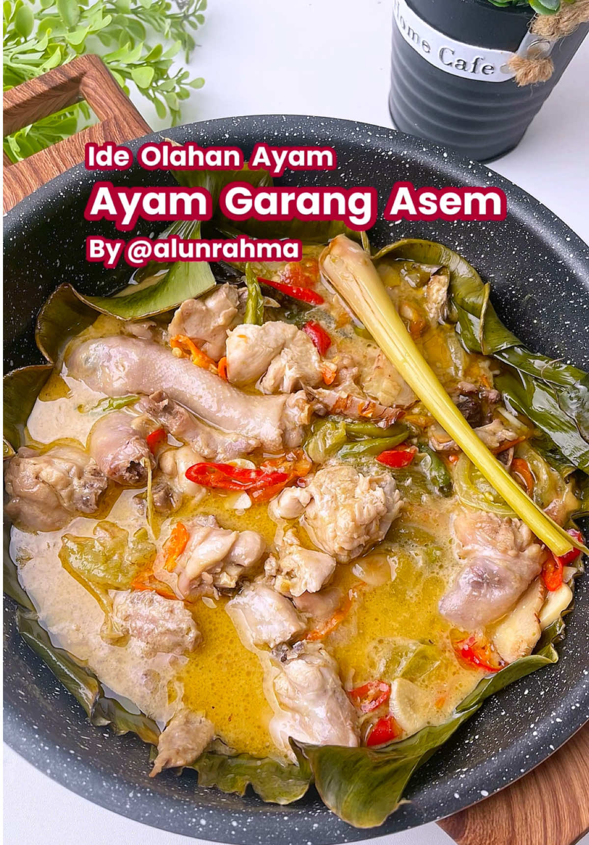 Save Aja Dulu ❤️ - Resep Garang Asem Enak dan Simple Masak Garang Asem pakai cara ini jadi lebih praktis tidak perlu dibungkusin satu-satu, tapi rasanya tetep enak dan medhok 🤤 - Garang Asem Ayam - Bahan : 600 gr ayam (potong kecil) 7 bawang putih 10 bawang merah 2 lbr daun salam 1 batang sereh 1 ruas lengkuas 5 cabe rawit merah 4 cabe merah besar 15 cabe rawit hijau utuh 3 tomat hijau 1 tomat merah 200 ml air + 65 ml santan Gula merah, garam dan kaldu bubuk sesuai selera 3 lbr daun pisang Yuk cobain bikin juga di rumah #garangasem #garangasemayam #olahanayam #olahanayamalun #resepmudah 