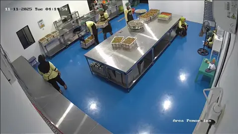 terjatuh tersungkur terperosok 🤣 @Jafar al @SultanDohc_ sangkin semangatnya menyiapkan menu pagi hari ini untuk adek adek 😍 #mbgcore #sppg #mbglovers❤️ #mbg #fyppppppppppppppppppppppp 