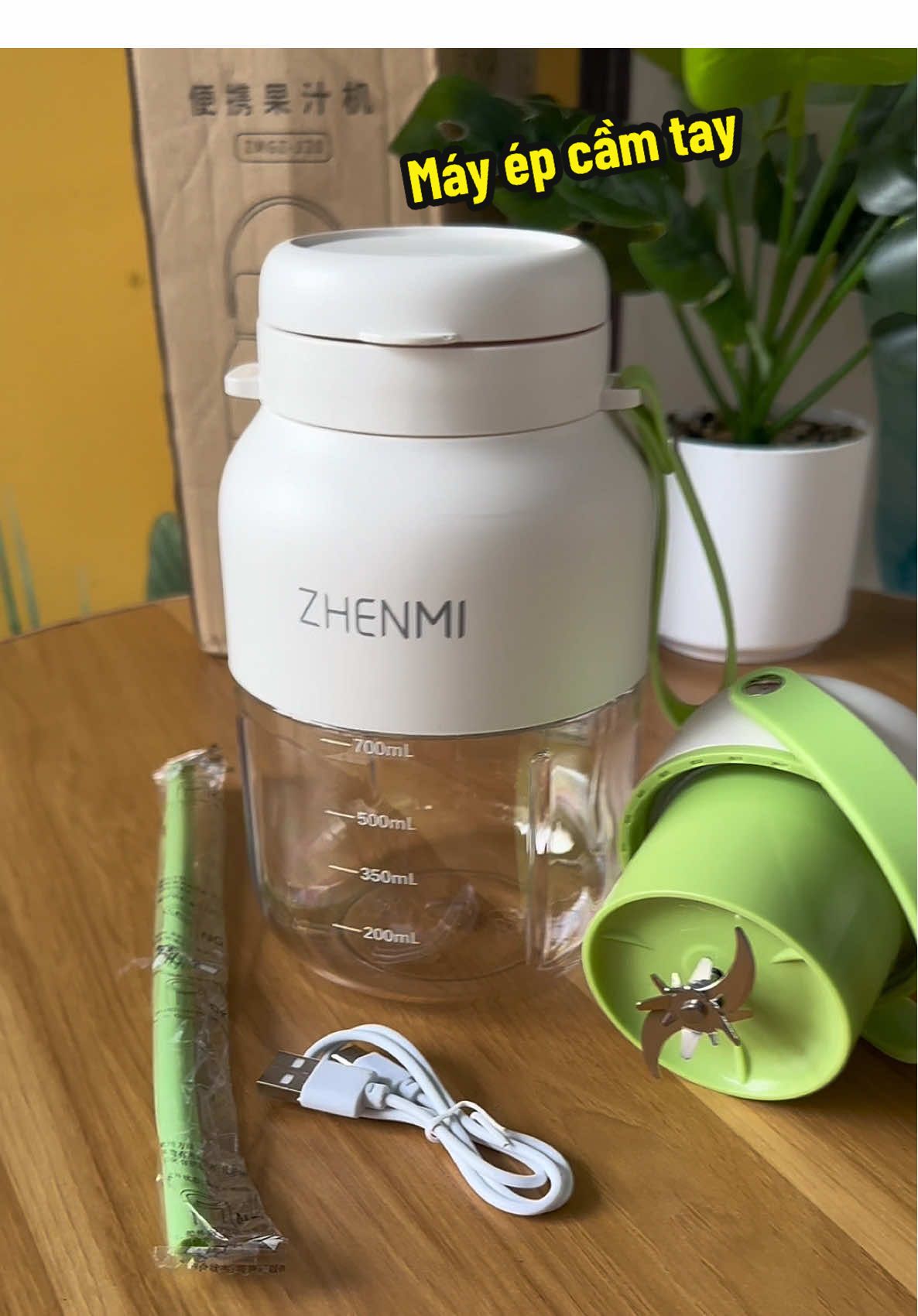 Máy ép cầm tay dung tích 700ml tiện lợi lắm nha 😍 #mayeptraicay #mayxaysinhto #mayxaycamtay #kieukieu 