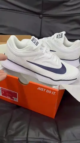 ⚡️ NIKE VAPOR PRO 3 PREMIUM WHITE BLACK – HIỆN ĐẠI, CHẤT ĐẾN TỪNG BƯỚC CHẠY 🏃‍♂️👟 Tone White Black basic nhưng cực sang, form thể thao chuẩn performance — đế Zoom Air đàn hồi cực tốt, chạy bền – tập khỏe – đi chill đều ổn áp 💨  Thiết kế premium tinh tế, từng chi tiết đều toát lên vibe hiện đại và năng động 💥 Mùa đông này, diện Vapor Pro 3 là “auto” nâng mood — vừa cool, vừa comfy! ❄️ #NikeVaporPro3 #WhiteBlack #RunningStyle #SportyVibe #HanhPhanSneaker