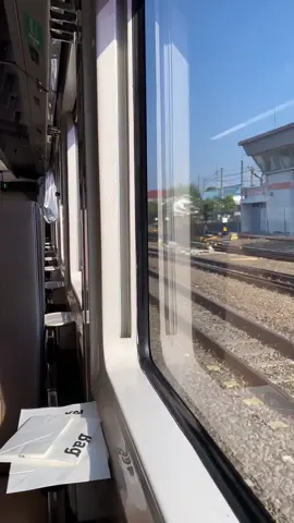 Kereta meninggalkan stasiun Madiun #kereta #madiun #stasiun #kai #railfans 