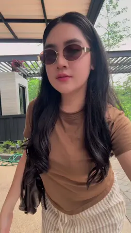 Celananya lucuwww gaiss🤎