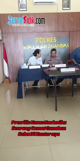 Anambas Nomor : 125 / XI / HUM.6.1.1. / 2025 Subbaghumas  Hari : Selasa, tanggal 11 November 2025 Tentang : *Camat Aktif Ditangkap Gunakan Sabu di Kantor, Polres Anambas: Tidak Ada Toleransi!* Humas Polres Kepulauan Anambas - Satuan Reserse Narkoba (Satresnarkoba) Polres Kepulauan Anambas berhasil mengungkap kasus penyalahgunaan narkotika yang mengejutkan publik. Seorang camat aktif di wilayah Siantan Tengah berinisial A (57) ditangkap saat tengah mengonsumsi sabu di ruang kerjanya. Penangkapan dipimpin langsung oleh Kasatresnarkoba Polres Kepulauan Anambas, IPTU Kristian, S.H., dan dilakukan pada Jumat (07/11/2025) sekitar pukul 23.23 WIB di Kantor Camat Siantan Tengah.  Saat penggerebekan, polisi mendapati A sedang menggunakan sabu bersama alat isap (bong). Dari lokasi, ditemukan satu paket sabu seberat 0,23 gram yang dibungkus plastik bening dan tisu. Hasil pemeriksaan awal, tersangka mengaku memperoleh barang haram tersebut dari E (43), warga Desa Air Asuk, Kecamatan Siantan Tengah. Tim Satresnarkoba kemudian melakukan pengembangan dan berhasil menangkap E pada Sabtu dini hari (08/11/2025) sekitar pukul 00.01 WIB di rumahnya. Dari tangan E, petugas mengamankan dua paket sabu seberat total 1,08 gram. Keduanya dibawa ke RSUD Tarempa untuk pemeriksaan urine dan hasilnya menunjukkan positif amphetamine dan methamphetamine. Tak berhenti sampai di situ, penyidik Satresnarkoba kembali menelusuri jaringan peredaran sabu tersebut. Dari hasil pengembangan, polisi menangkap D (29), seorang nelayan asal Desa Munjan, Kecamatan Siantan Timur, pada Sabtu sore (08/11/2025) sekitar pukul 18.30 WIB. D diamankan dengan barang bukti satu paket sabu kecil dan buku tabungan BRI yang diduga digunakan untuk transaksi. Kapolres Kepulauan Anambas, AKBP I Gusti Ngurah Agung Budianaloka, S.I.K., M.H., membenarkan penangkapan tersebut dan menegaskan komitmen jajarannya untuk menindak tegas siapa pun yang terlibat dalam penyalahgunaan narkotika. “Kami sangat menyesalkan keterlibatan seorang pejabat pemerintahan dalam kasus narkotika. Namun kami tegaskan, tidak ada toleransi terhadap pelaku penyalahgunaan narkoba, siapa pun dia. Semua akan diproses sesuai hukum yang berlaku,” ujar Kapolres Kepulauan Anambas, AKBP I Gusti Ngurah Agung Budianaloka, S.I.K., M.H. Menurut Kapolres, pihaknya juga terus melakukan pengembangan untuk mengungkap asal-usul sabu yang beredar di wilayah Kepulauan Anambas. “Kami berkomitmen menjadikan Anambas bersih dari narkoba. Kami mengajak masyarakat agar tidak ragu melaporkan bila mengetahui adanya aktivitas penyalahgunaan narkotika di lingkungannya,” tegasnya. Ketiga pelaku kini ditahan di Mapolres Kepulauan Anambas untuk penyidikan lebih lanjut. Mereka dijerat dengan Pasal 114 ayat (1) dan/atau Pasal 112 ayat (2) Undang-Undang Nomor 35 Tahun 2009 tentang Narkotika, dengan ancaman maksimal 20 tahun penjara.