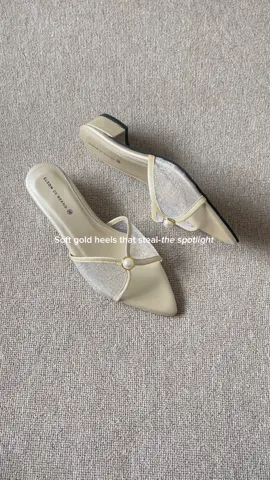 When elegance meets sparkle — pure gold and pearls. #elsondebrand #walklikeaqueen #sandalwanita #localbrand #rekomendasisandal #heelswanita #rekomendasiheels ##dailyheels 