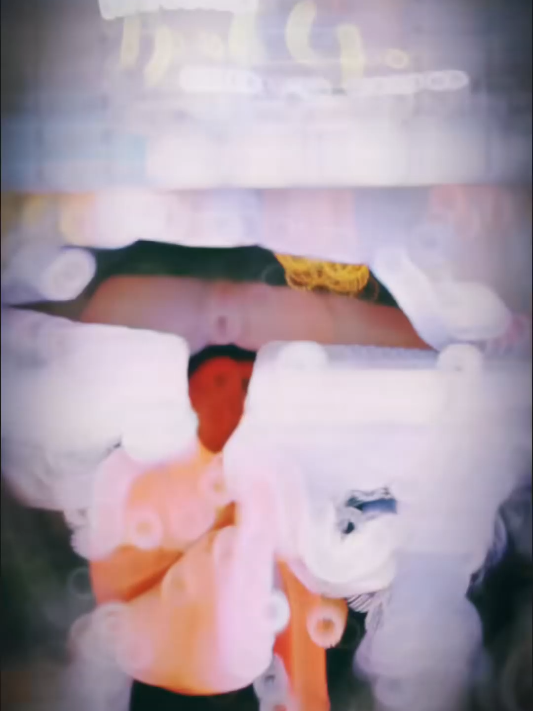 “CÀNG NỖ LỰC CÀNG MAY MẮN”  Nhiều người nghĩ may mắn là thứ gì đó rất ngẫu nhiên — như tr:úng s:ố hay được trao cơ hội bất ngờ. Nhưng thật ra, may mắn không tự nhiên rơi xuống, nó đến với những người đã chuẩn bị sẵn sàng.  Khi bạn không ngừng rèn luyện, học hỏi và nỗ lực mỗi ngày, bạn đang âm thầm tạo nền tảng để đón nhận cơ hội. Để khi may mắn gõ cửa, bạn đủ khả năng nhận ra và nắm lấy nó một cách tự nhiên nhất. Người được thăng chức, có thể đã dành nhiều năm để miệt mài trau dồi. Người đạt giải thưởng, có thể đã thất bại hàng trăm lần trước đó. Chỉ là khi cơ hội đến, mọi thứ trông mới “có vẻ” thật dễ dàng. Đó chính là điều mà Rockefeller muốn nói: may mắn chỉ đến với người biết chuẩn bị, nó thật sự khác với kiểu may mắn “tình cờ”. Cơ hội ở trong cuộc sống cũng như thế. Nó luôn xuất hiện bất ngờ, nhưng chỉ ai sẵn sàng mới có thể đón nhận nó, rồi biến nó trở thành kết quả và thành công thôi. Còn nếu chỉ ngồi chờ “vận may gõ cửa” mà không làm gì, thì dù cơ hội có đến, ta cũng sẽ phải bỏ lỡ. Không ít người vẫn luôn cho rằng: “Người khác làm được vì may mắn.” Nhưng nếu nhìn kỹ, ta sẽ thấy đằng sau sự “may mắn” ấy là cả một hành trình dài họ đã âm thầm cố gắng. Vậy nên, hãy kiên trì nỗ lực mỗi ngày, dù chỉ một chút. Bởi càng cố gắng, bạn sẽ càng thấy “may mắn” mỉm cười với mình nhiều hơn 🌻 🌻