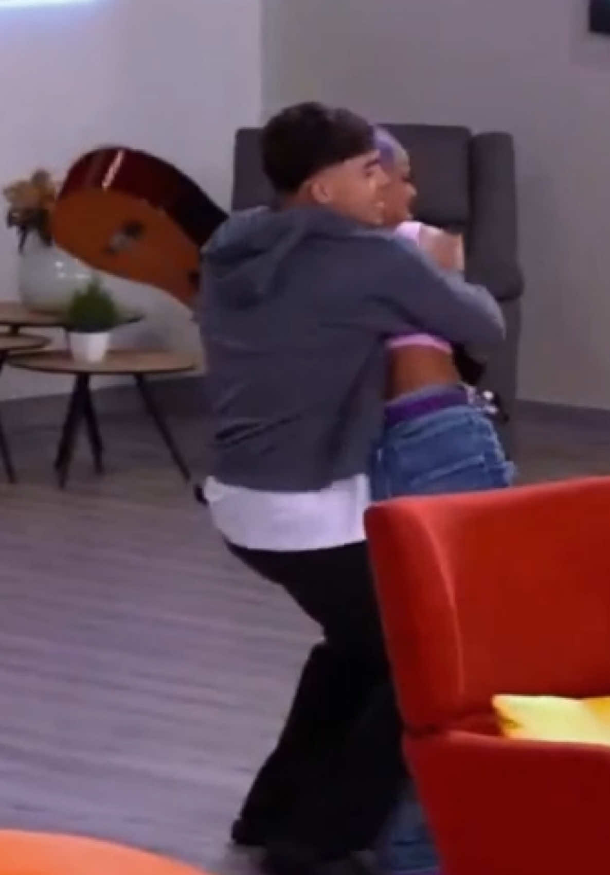 La Perversa protagonizó uno de los momentos más intensos y polémicos del reality, cuando intentó darle con una guitarra a La Benítez durante una fuerte discusión. 😱🎸 La situación se salió de control rápidamente, y todos los presentes intentaron intervenir para evitar que pasara a mayores. La tensión, los gritos y las miradas encendidas hicieron de esta una de las peleas más comentadas de toda la temporada. 💬 Drama, emociones y controversia en estado puro dentro de la casa. Pelea entre La Perversa y La Benítez, La Perversa intenta golpear a La Benítez, La Perversa con una guitarra, enfrentamiento fuerte en La Casa de Alofoke, La Perversa y La Benítez discusión, pelea en La Casa de Alofoke, conflicto entre participantes, momento tenso del reality, drama entre mujeres en La Casa de Alofoke, La Benítez responde a La Perversa, La Perversa furiosa en La Casa de Alofoke #LaCasaDeAlofoke #LaPerversa #LaBenitez  La perversa intenta darle con la guitarra a la benitez