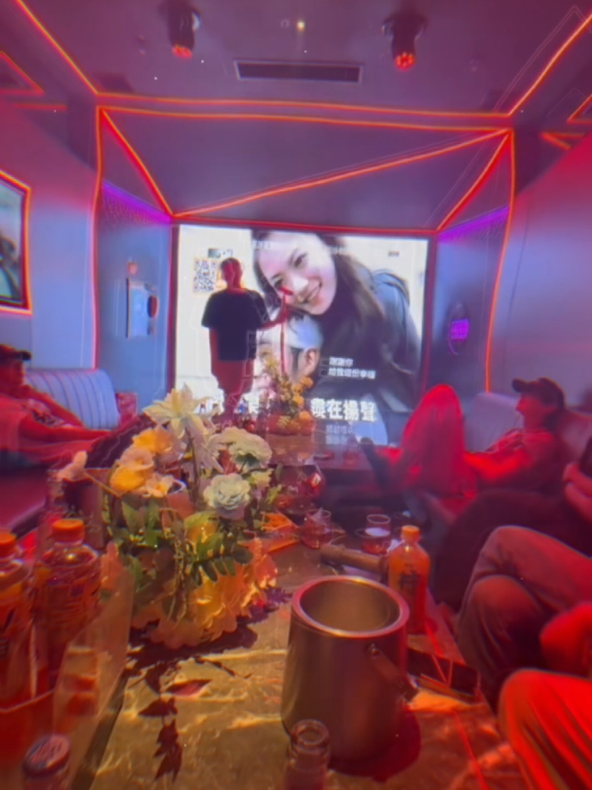 Trong tiếng cười nói vui vẻ của đlp chỉ có 2 người lặng lẽ trầm tư về tương lai, về những ngày tháng không có nhau... #dienhuninh #tianxuning #tudu #ziyu #fyp 