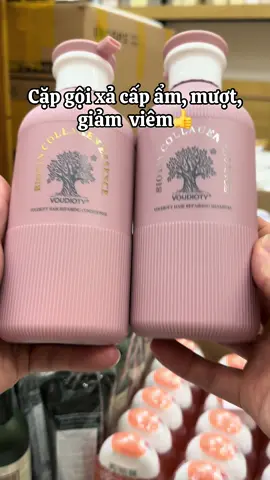 💦💦 𝐂𝐚̣̆𝐩 𝐝𝐚̂̀𝐮 𝐠𝐨̣̂𝐢 𝐱𝐚̉ 𝐁𝐈𝐎𝐓𝐈𝐍 HỒNG 👉 Trên thị trường hiện nay, không dễ để mua được cặp gội xả này nha các nàng 👉 Dầu gội Biotin Essence với: 🌱 X3 thành phần biotin, collagen và vitamin giúp tóc phục hồi trội hơn. 🌱 Chiết xuất từ HA có khả năng cung cấp độ ẩm và nuôi dưỡng toàn bộ tế bào tóc giúp tóc óng ả và suôn mượt và nếp. 🌱 Chiết suất cây hoa phỉ làm giảm viêm, điều tiết da đầu và không gây kích ứng da. 🌱 Quan trọng nhất là khả năng làm sạch và bồng tóc sau khi gội cực đỉnh. Qua ngày thứ 2,3 sau khi gội mà tóc vẫn tơi và suôn mềm. ✅ Đặc biệt, Biotin Collagen phiên bản mới nhất này lại còn cực kì thơm và khả năng giữ hương thơm rất lâu nha 🌸🌸#TikTokAwardsVN #capgoixabiotin#biotin#myphamchinhhang #kienstoreskincare  @KIENSTORE COSMETIC  @KIENSTORE COSMETIC  @KIENSTORE COSMETIC 