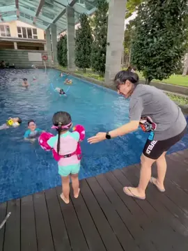 Adek juya juga gamau kalah? Nyebur juga!!😅 #azurahumairanuratta #ameenahannanuratta #aureliehermansyah10 #attahalilintar #fyp 