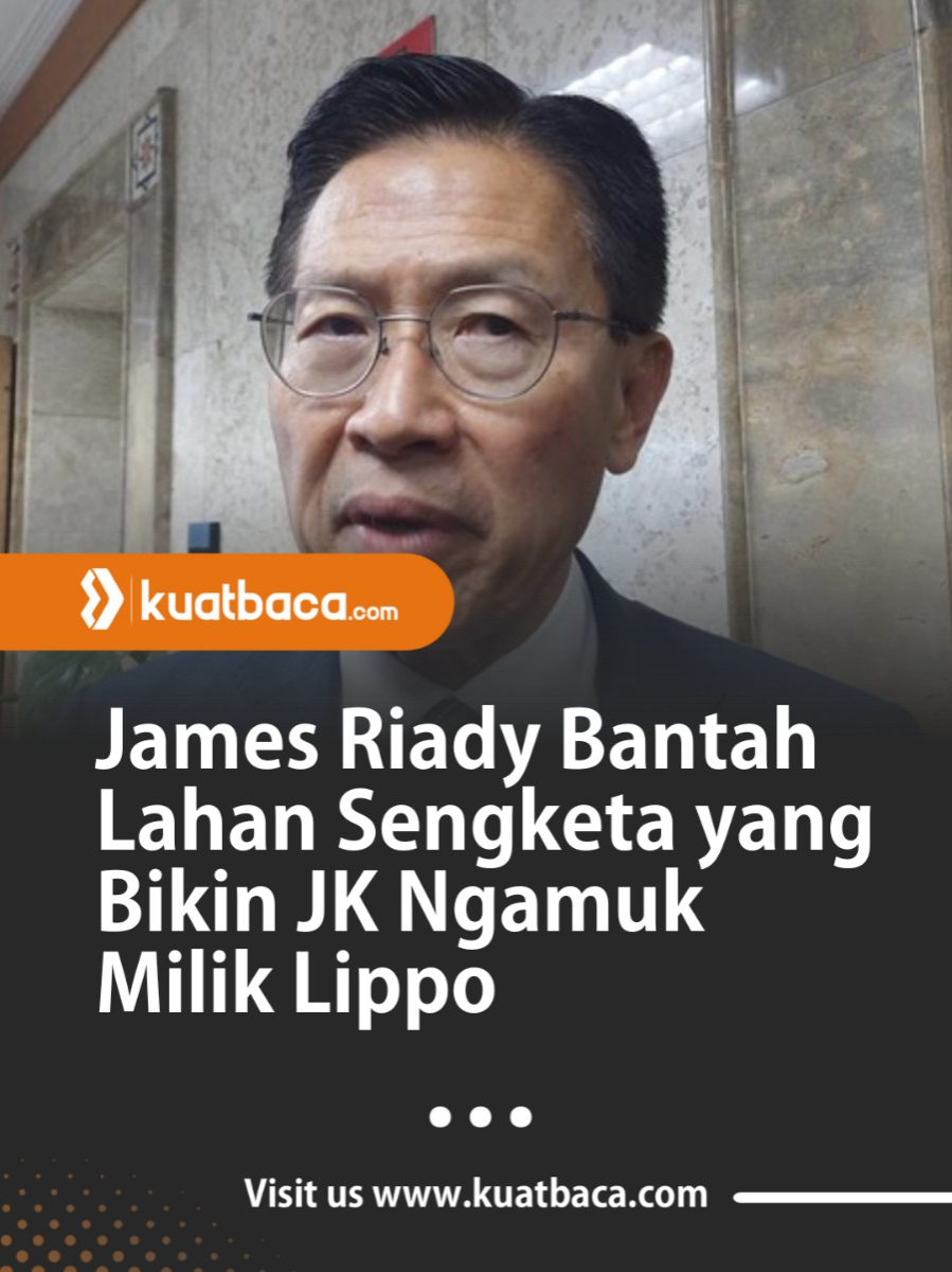 Chairman Lippo Group, James Riady, membantah keras bahwa lahan sengketa yang memicu kemarahan Wakil Presiden ke-10 Jusuf Kalla (JK) merupakan aset langsung dari Lippo Group. James Riady menegaskan bahwa lahan yang dipersoalkan tersebut, yang memicu tudingan serius dari JK, sebenarnya adalah milik perusahaan daerah. Perusahaan yang dimaksud adalah PT Goa Makassar Tourism Development Corporation atau GMTD Tbk. Klarifikasi ini disampaikan James saat ditemui di Wisma Mandiri, Jakarta Pusat, pada Senin, 10 November 2025. Lippo Hanya Pemegang Saham Menurut James Riady, PT GMTD Tbk merupakan perusahaan terbuka yang kepemilikannya adalah milik Pemerintah Kota Makassar (Pemda). Lippo Group, kata James, hanya menjadi salah satu pemegang saham di perusahaan tersebut. “Lahan itu adalah kepemilikan dari perusahaan Pemda di daerah yang namanya PT GMTD Tbk, di mana adalah perusahaan terbuka, di mana Lippo salah satu pemegang saham, tapi itu perusahaan Pemda,” ujar James. Atas dasar kepemilikan yang bukan aset langsung Lippo Group, James menyatakan bahwa dirinya, mewakili Lippo Group, tidak akan memberikan komentar lebih lanjut mengenai sengketa yang tengah menjadi polemik tersebut. Bantahan Keras Soal Penyerobotan Selain mengklarifikasi status kepemilikan lahan, James Riady juga membantah tudingan Jusuf Kalla yang menyebut Lippo telah menyerobot lahan milik PT Haji Kala. James bahkan mempertanyakan kembali kepada publik, apakah publik akan percaya Lippo melakukan tindakan penyerobotan tanah. Ia menegaskan bahwa hal ini perlu diluruskan. Polemik sengketa lahan ini mencuat setelah Jusuf Kalla menuding GMTD Tbk merekayasa kasus sengketa lahan seluas 16,4 hektar yang berlokasi di kawasan Jalan Metro Tanjung Bunga Makassar. JK menilai tindakan tersebut sebagai bentuk perampokan hak kepemilikan yang sah. JK mengaku telah menguasai lahan tersebut selama 30 tahun sebelum pihak lain mengklaim kepemilikan dan melakukan eksekusi. #sengketalahan #jusufkalla #lippogroup #connectingideas #kuatbacacom